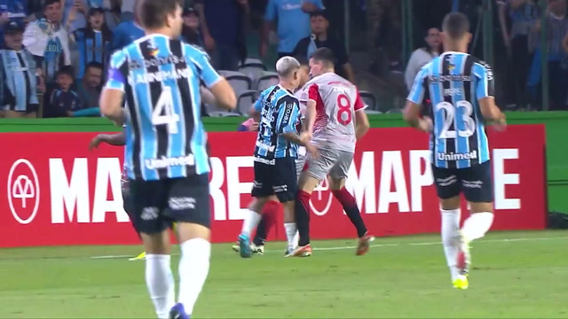 MERECE UM OSCAR? Soteldo empurra rival, que cai com mão na boca alegando agressão