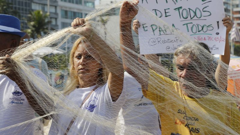 Manifestantes protestam contra PEC das Praias na orla do Rio