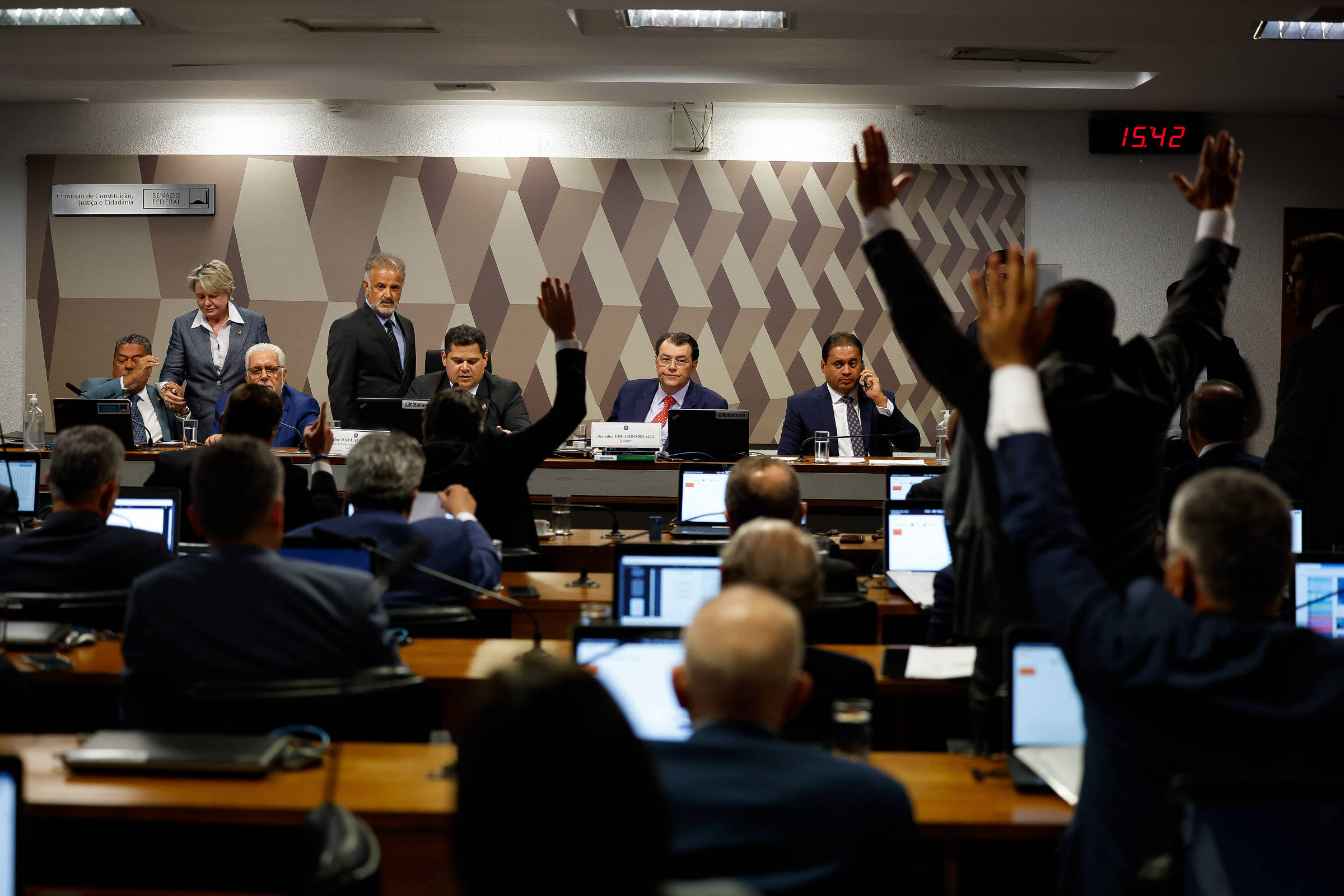 PL que libera jogo do bicho e cassino passa em comissão – 19/06/2024 – Mercado