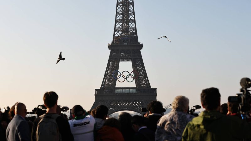 Paris instala anéis olímpicos na Torre Eiffel – 07/06/2024 – Esporte