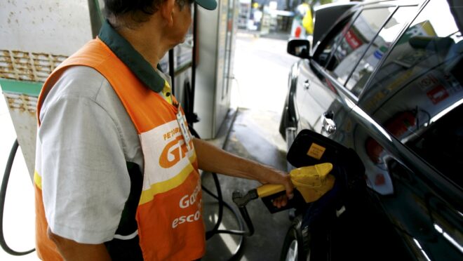 Preço da gasolina sobe nesta semana para compensar desoneração da folha