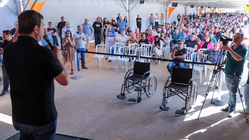 Prefeito  Nilson Gaspar entrega casas dos condomínios Marsala e Vittoria no Residencial Céu Azul