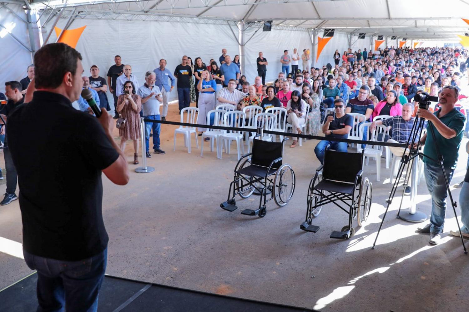 Prefeito  Nilson Gaspar entrega casas dos condomínios Marsala e Vittoria no Residencial Céu Azul