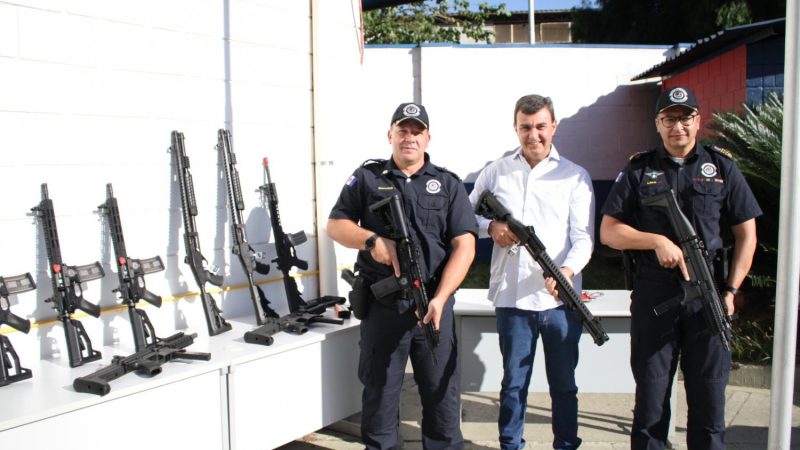 Prefeito Nilson Gaspar entrega novas armas para a Guarda Civil durante cerimônia cívica