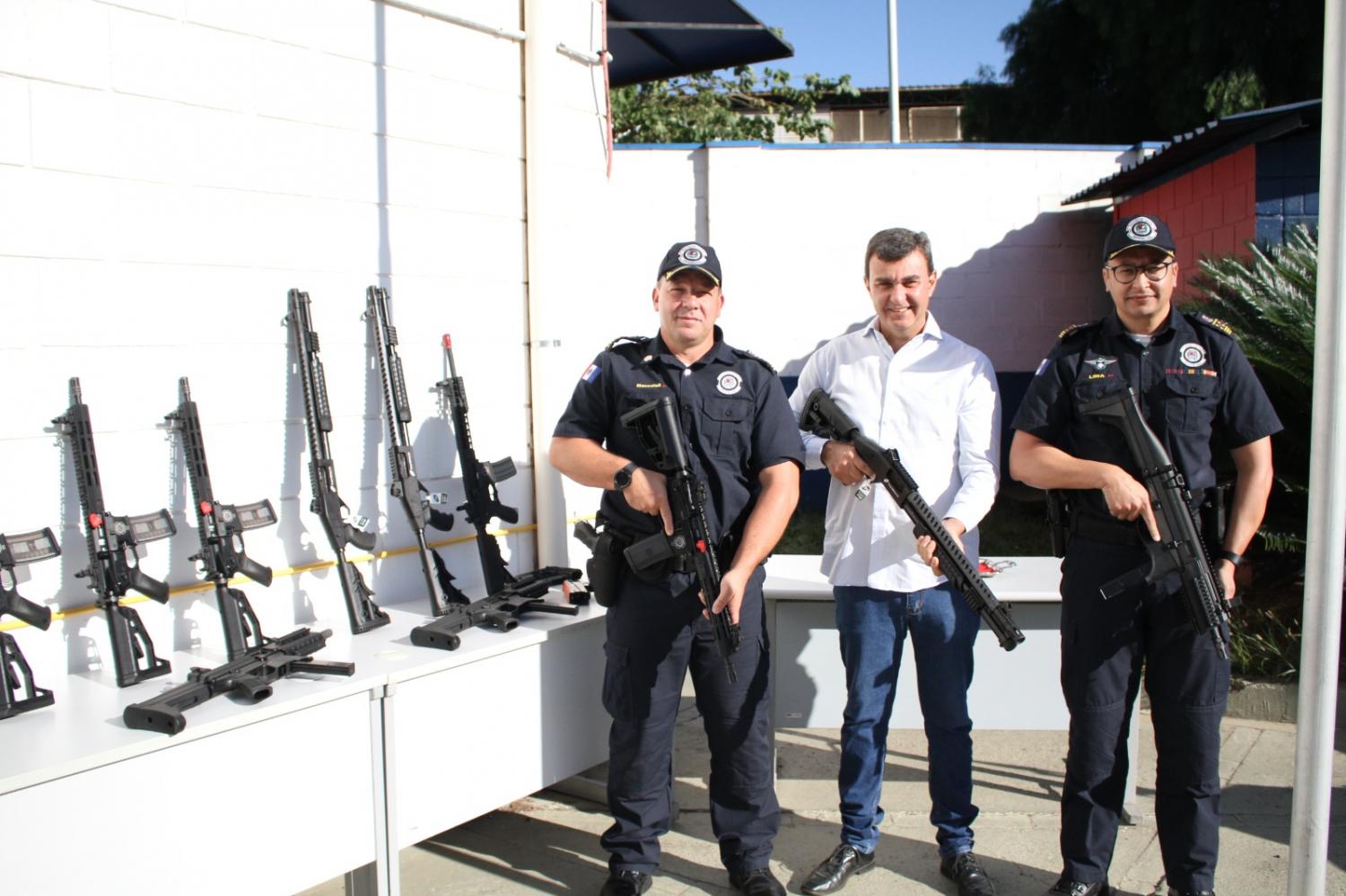 Prefeito Nilson Gaspar entrega novas armas para a Guarda Civil durante cerimônia cívica