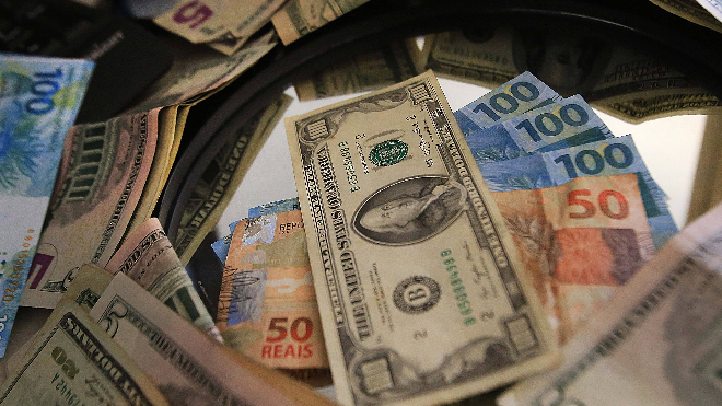 Real se desvaloriza 8% frente ao dólar em 2024: fator interno ajuda