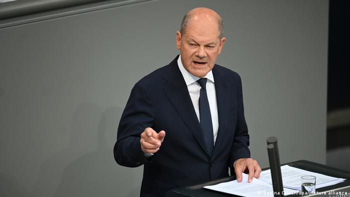 Scholz endurece discurso e defende deportações de criminosos