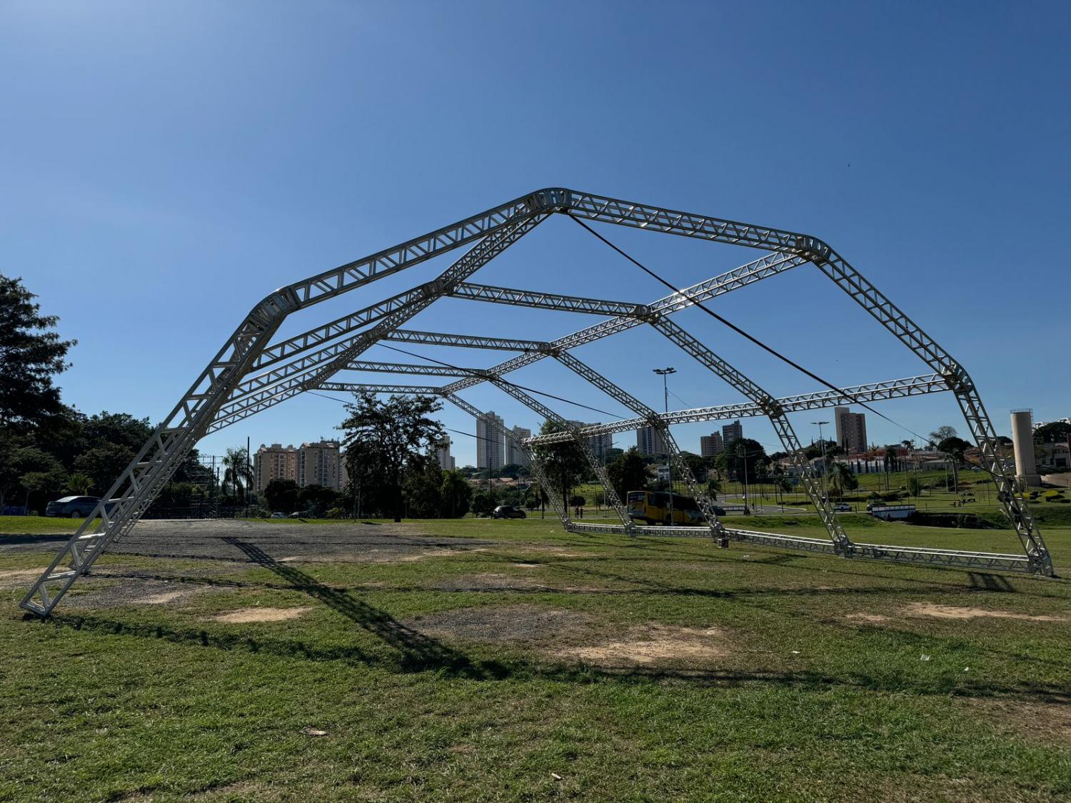 Secretaria de Serviços Urbanos inicia montagem das estruturas da Feira Ambiental EcoPark