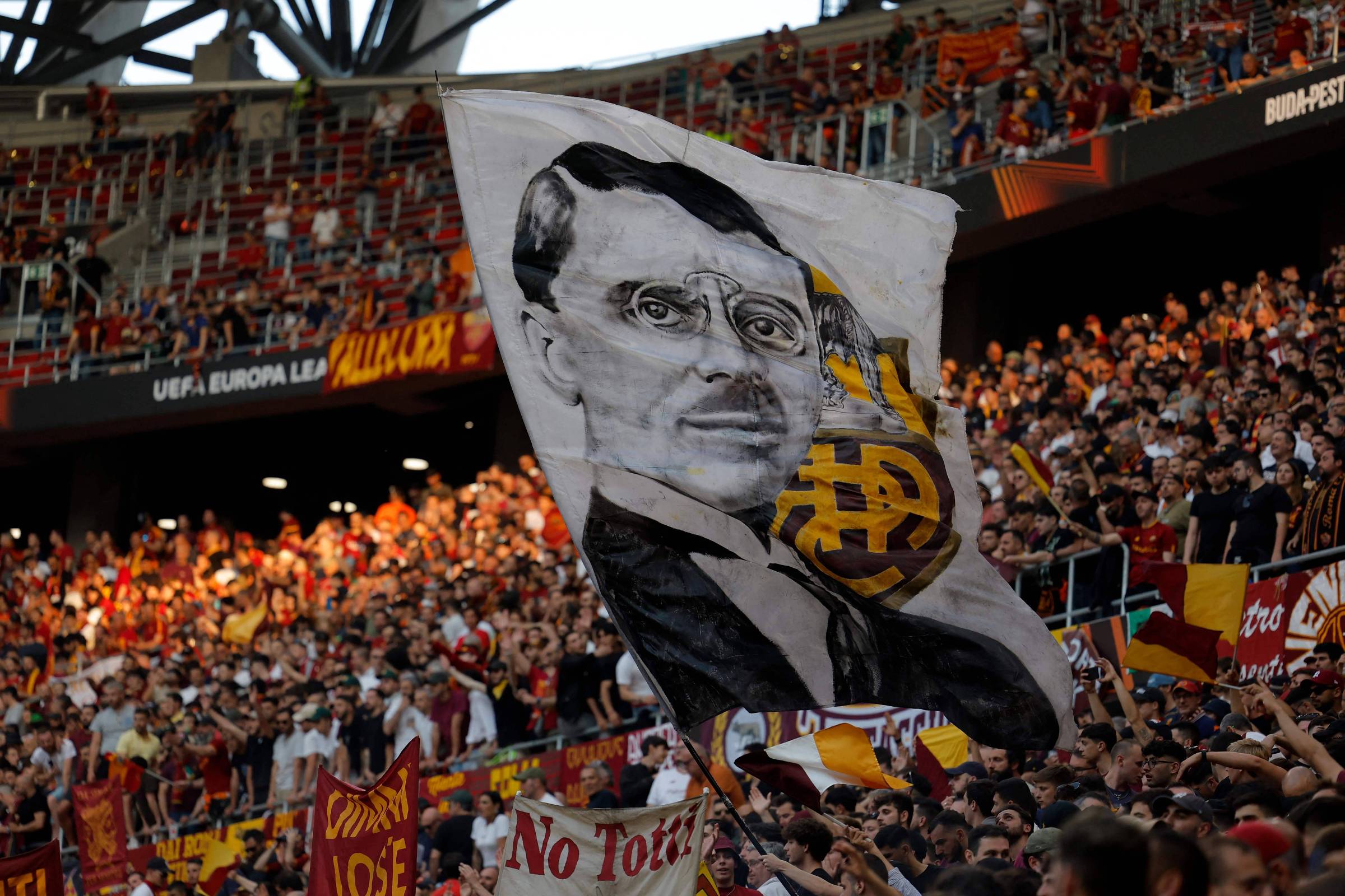 Selo de fundador fascista da Roma desencadeia protestos – 06/06/2024 – Esporte
