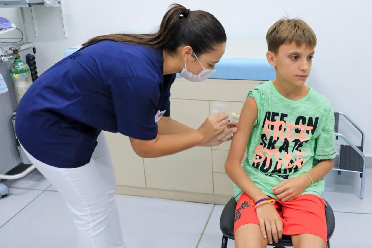 Vacina contra dengue segue disponível nas unidades básicas de saúde para crianças de 10 a 14 anos