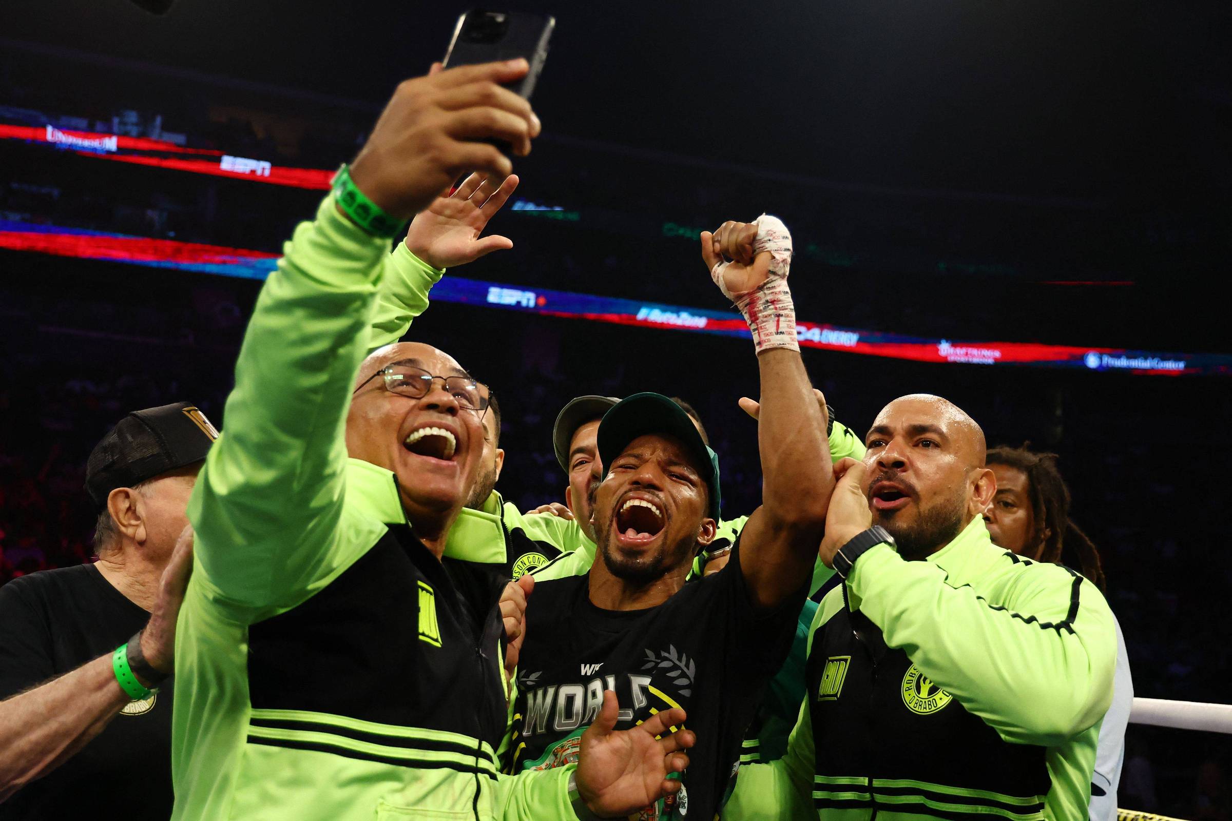 Campeão mundial Robson Conceição é recebido com festa – 08/07/2024 – Esporte