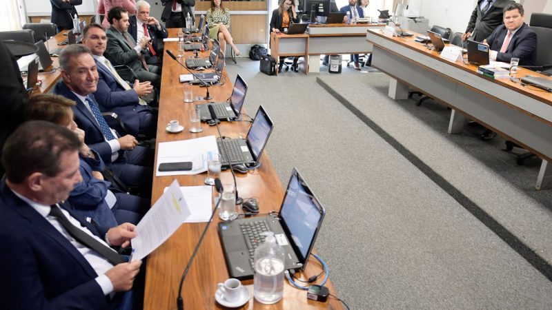 Com acordo, Senadores da CCJ adiam a votação da PEC do Banco Central