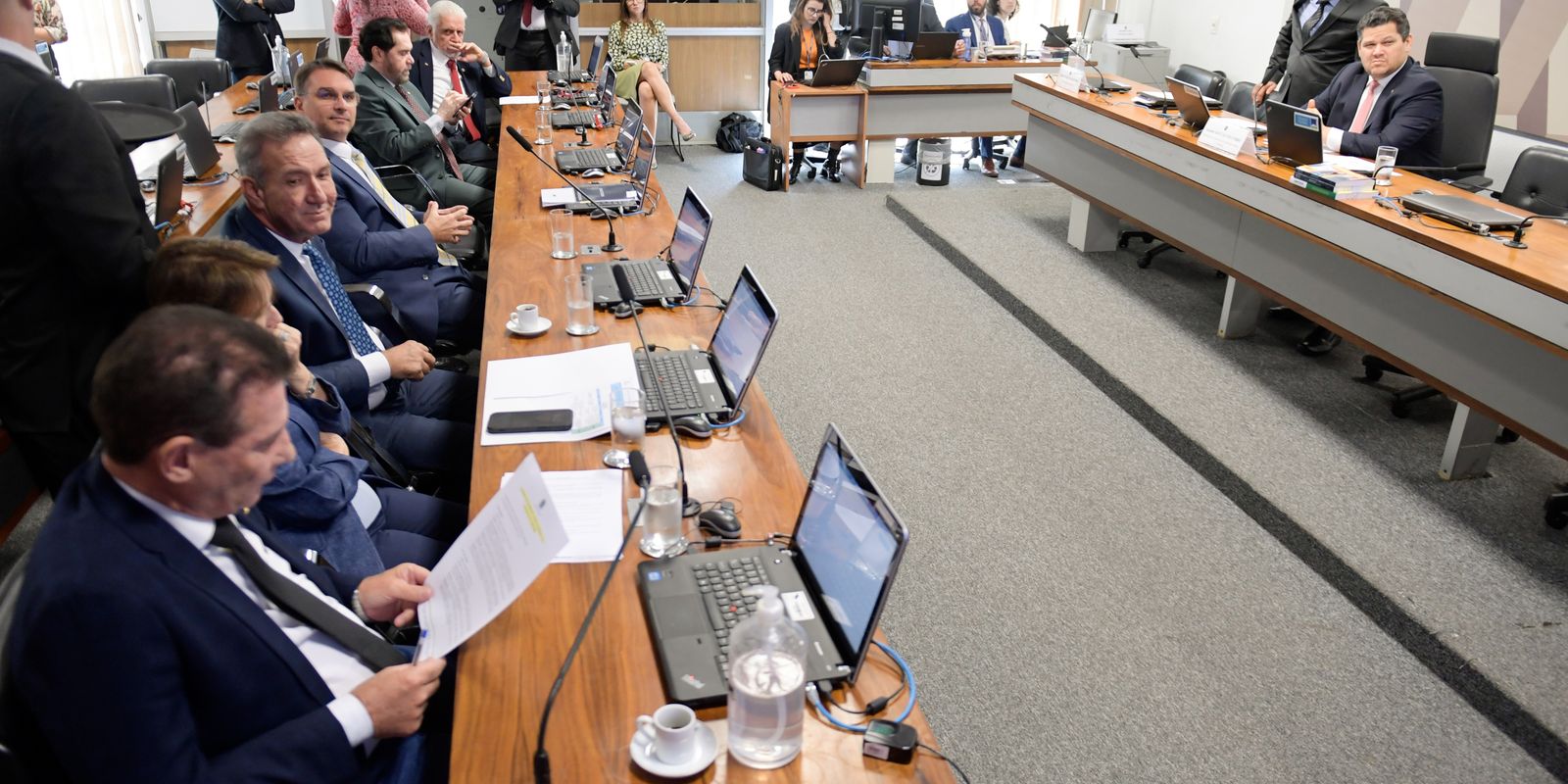 Com acordo, Senadores da CCJ adiam a votação da PEC do Banco Central