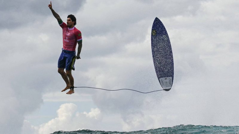 Como fotógrafo fez imagem de Medina voando sobre o mar – 30/07/2024 – Esporte