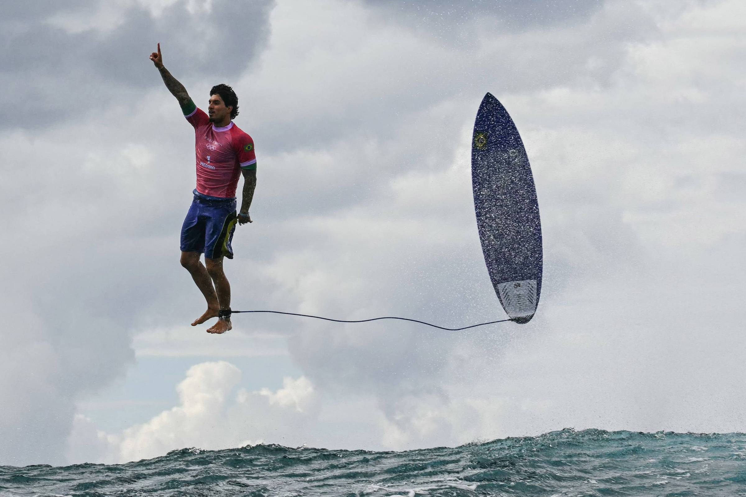 Como fotógrafo fez imagem de Medina voando sobre o mar – 30/07/2024 – Esporte