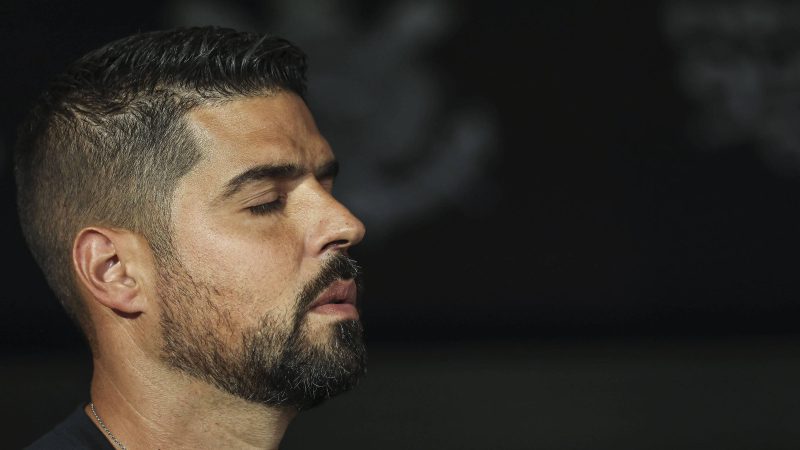 Corinthians anuncia demissão do treinador António Oliveira – 02/07/2024 – Esporte
