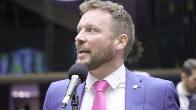 Deputado se revolta no plenário contra reforma do PT: “mais imposto?”