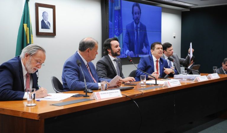 Deputados defendem nova legislação sobre cartões de crédito – Notícias