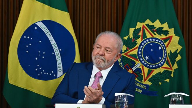 Dólar bate R$ 5,66 após Lula falar sobre “especulação” contra real
