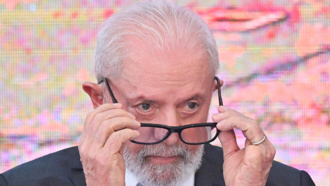 Dólar fecha em R$ 5,65 após novas críticas de Lula ao BC