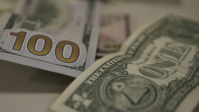 Dólar recua após promessa do governo Lula de cortar gastos