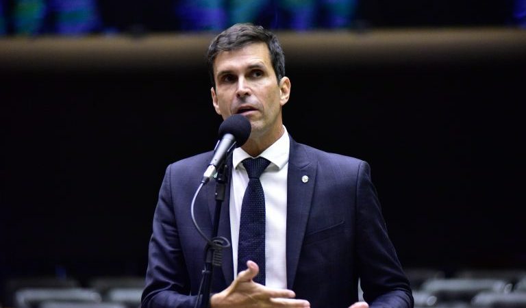 Em discursos no Plenário, deputados comentam taxa de juros e alta do dólar – Notícias