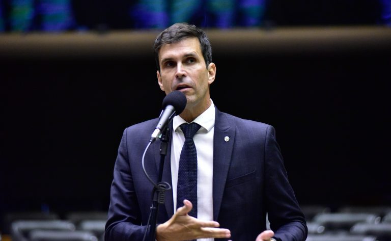 Em discursos no Plenário, deputados comentam taxa de juros e alta do dólar – Notícias