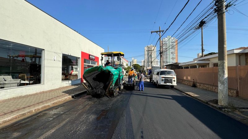 Equipe da Secretaria de Obras faz recapeamento em trecho da rua Pedro Gonçalves