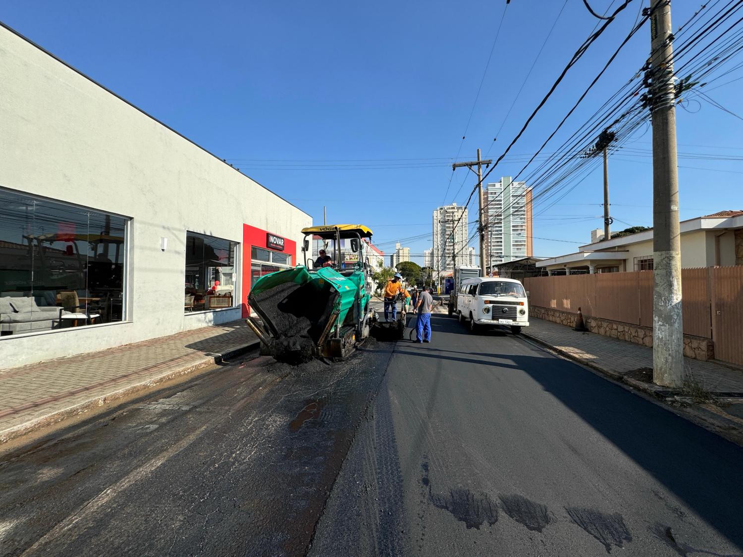 Equipe da Secretaria de Obras faz recapeamento em trecho da rua Pedro Gonçalves