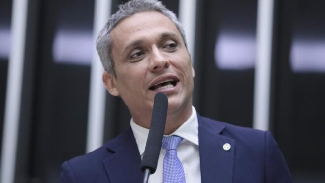 Gayer convoca mobilização contra “estupro tributário de Lula”