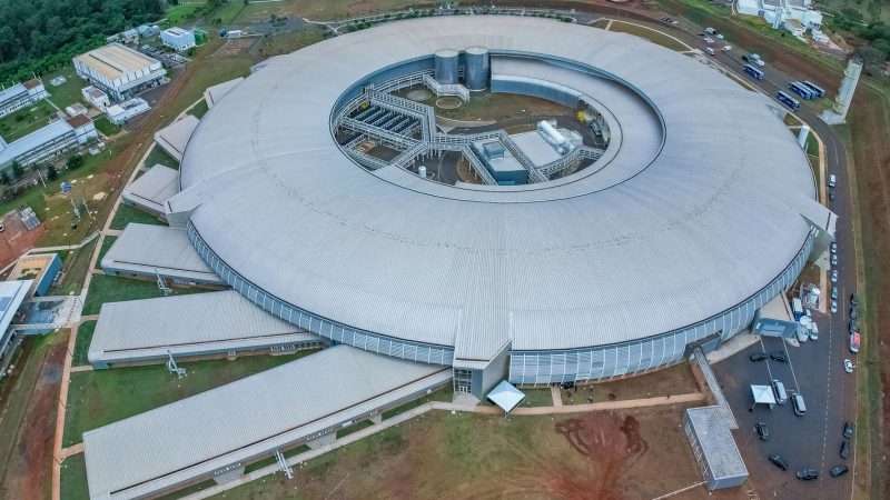 Governo lança iniciativa de R$ 1 bilhão para laboratório científico