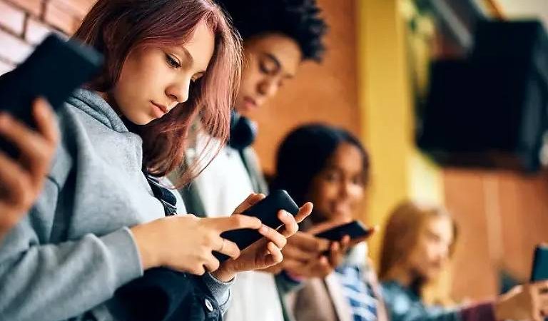Leis tentam tornar internet menos viciante para crianças – 06/07/2024 – Tec