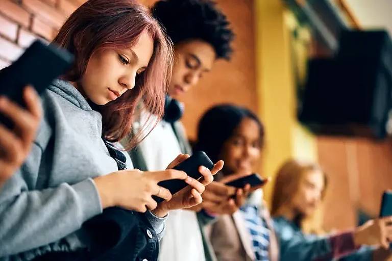Leis tentam tornar internet menos viciante para crianças – 06/07/2024 – Tec