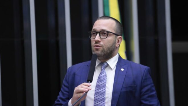 “Maior farsa da história”, diz líder da oposição