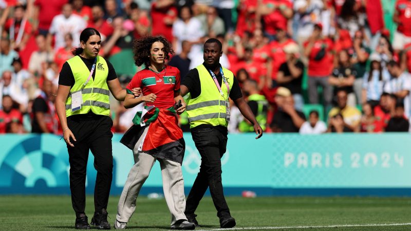 Organização de Paris-2024 relativiza invasão em jogo – 25/07/2024 – Esporte