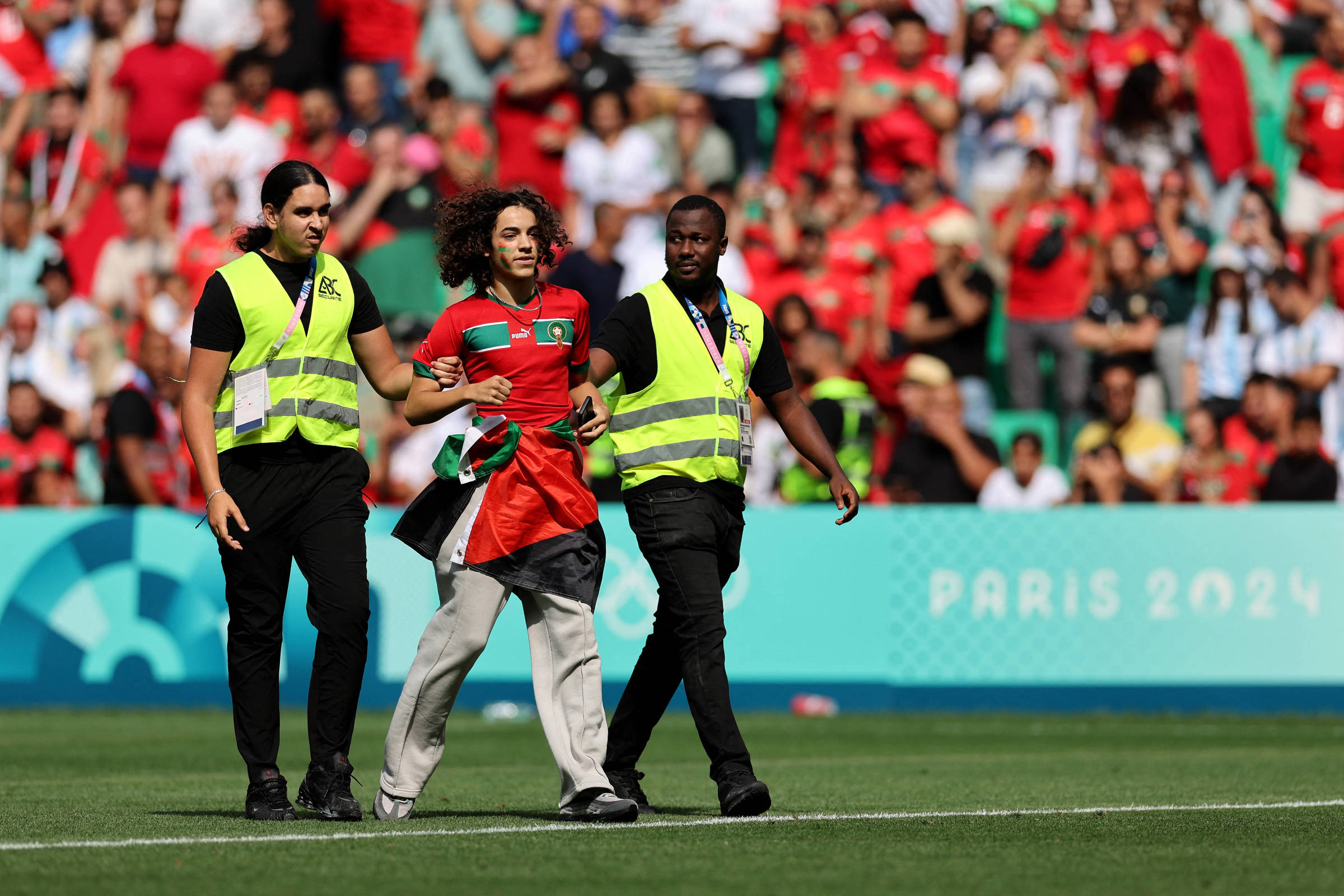Organização de Paris-2024 relativiza invasão em jogo – 25/07/2024 – Esporte