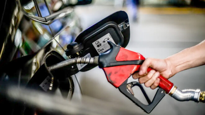 Preço da gasolina passa dos R$ 6 pela primeira vez em 10 meses