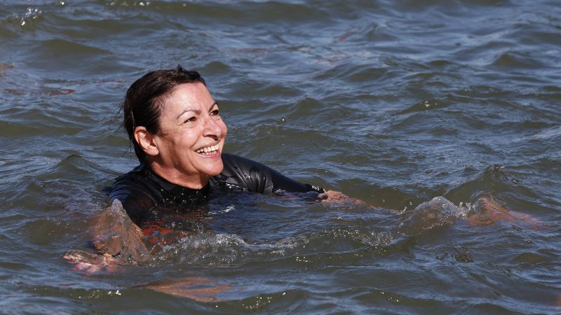Prefeita de Paris cumpre promessa e mergulha no rio Sena – 17/07/2024 – Esporte