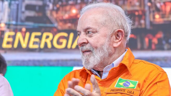 Recompra de refinaria pela Petrobras marca reestatização de Lula
