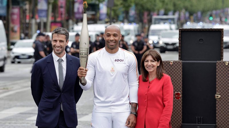 Tocha olímpica chega a Paris em dia de feriado nacional da França com comemorações por toda a cidade – 14/07/2024 – Esporte