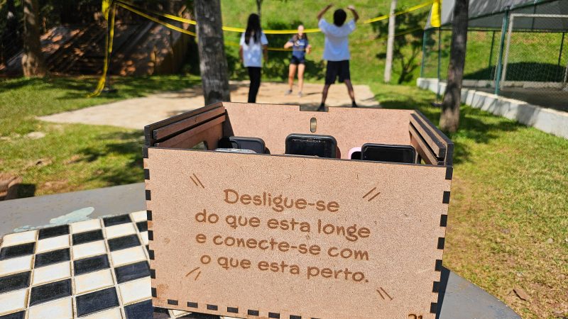 28% das escolas brasileiras proíbem o uso do celular – 06/08/2024 – Educação