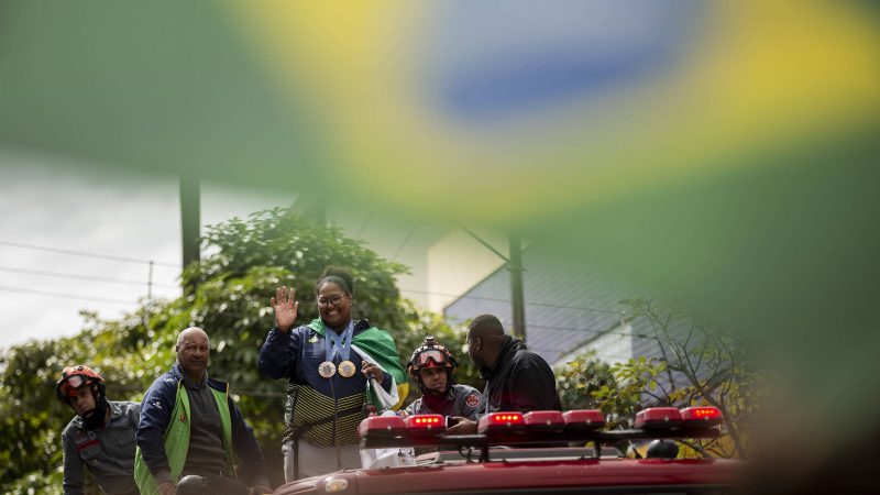 Bia Souza é recebida com festa em volta ao Brasil, mas diz que encurtará férias por mais títulos – 10/08/2024 – Esporte