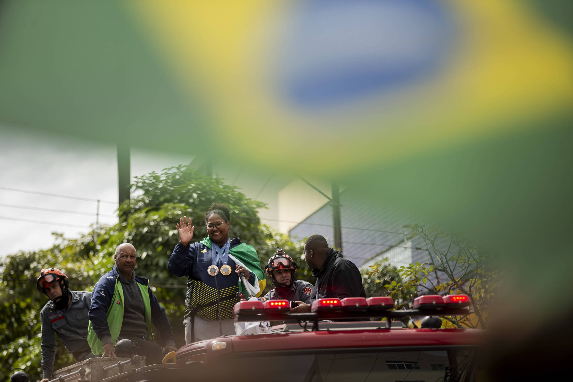 Bia Souza é recebida com festa em volta ao Brasil, mas diz que encurtará férias por mais títulos – 10/08/2024 – Esporte