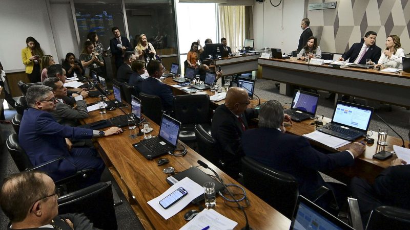 CCJ discute anistia de golpistas e limites ao STF