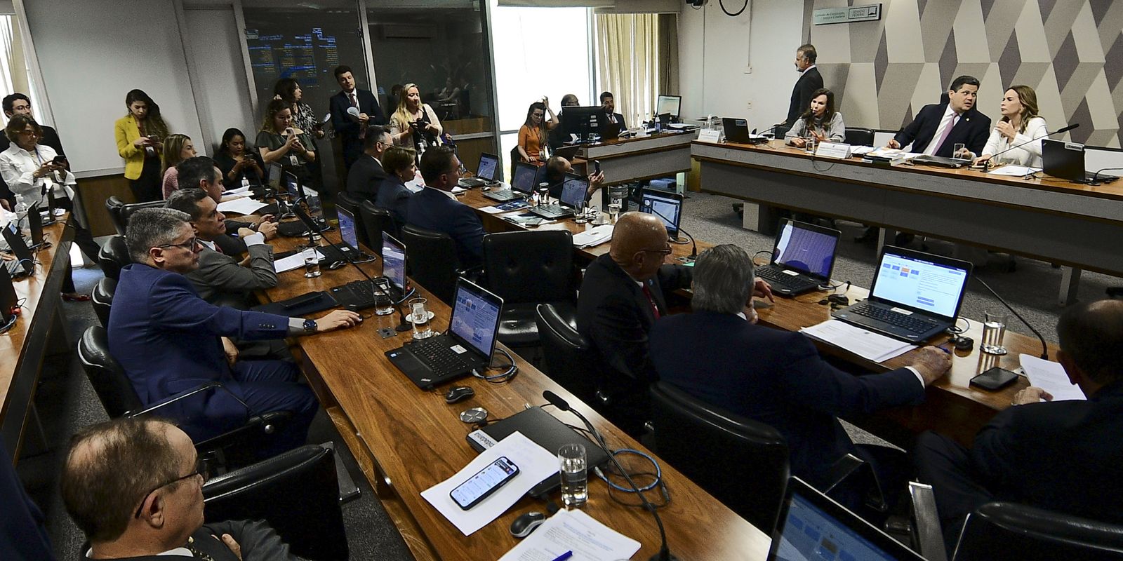 CCJ discute anistia de golpistas e limites ao STF