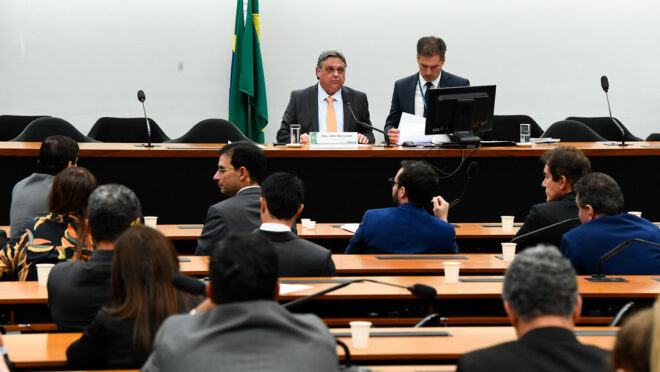 CMO rejeita crédito de R$ 1,3 bi ao Judiciário em retaliação ao STF