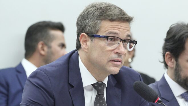 Campos Neto diz que BC considera elevar juros, mas decisão depende de projeções