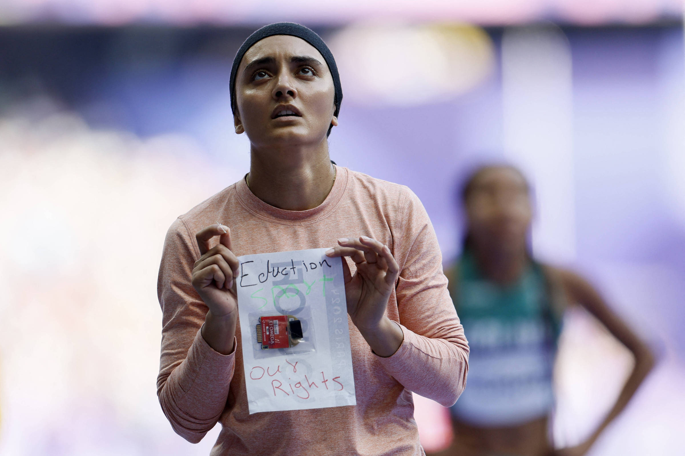 Com performance em Paris, corredora envia mensagem a mulheres afegãs – 08/08/2024 – Esporte