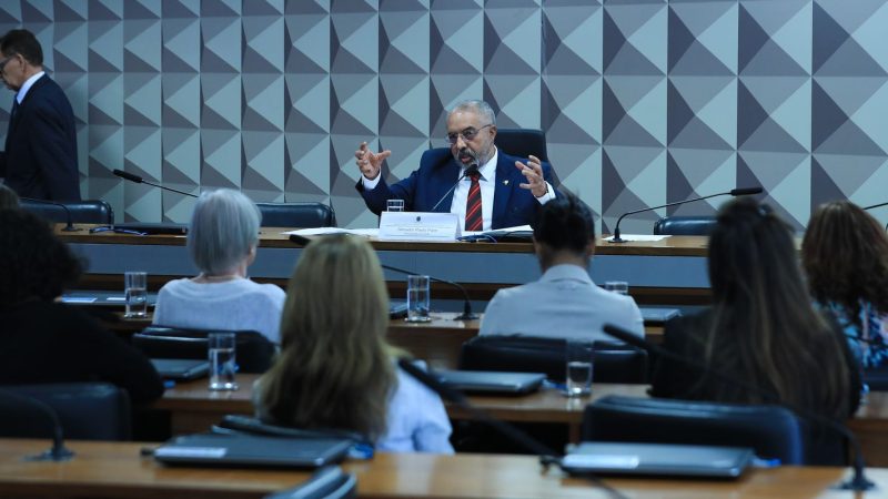 Comissão do Senado aprova projeto que amplia participação feminina