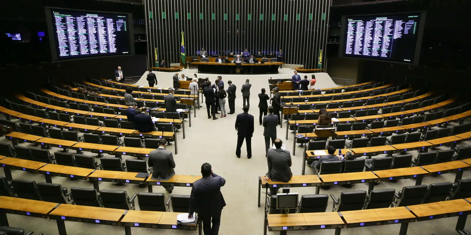 Deputados ajustam agenda de votações ao calendário eleitoral